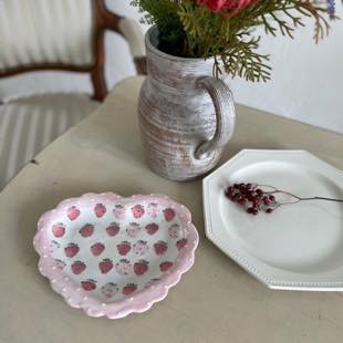 [ヤマグチアサコ]粉引きピンクドットフリルハート形に赤とピンクのいちごのソーサー兼ケーキ皿