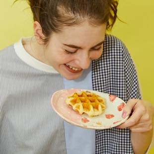 [ファッジ×ヤマグチアサコ]【コラボ】ピンクドットフリル粉引きイチゴと白うさぎのオーバルケーキ皿